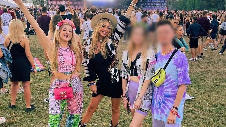 Magda Wójcik i Marcelina Zawadzka bawią się razem na festiwalu