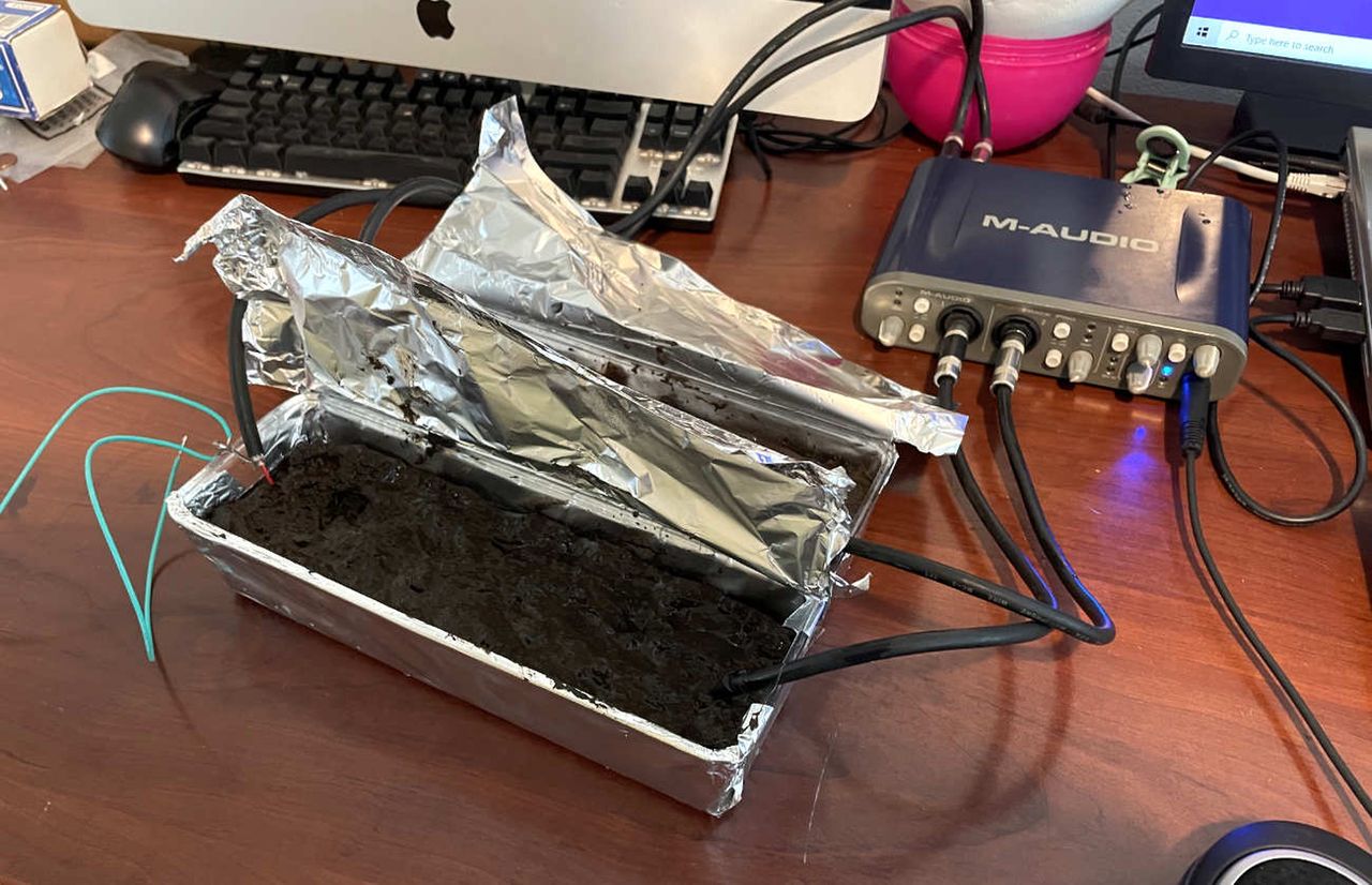 Eksperyment z sygnałem audio przechodzącym przez błoto