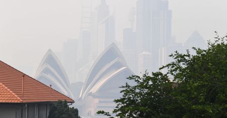 Sydney spowiła gęsta mgła. Przykryła niemal całe miasto