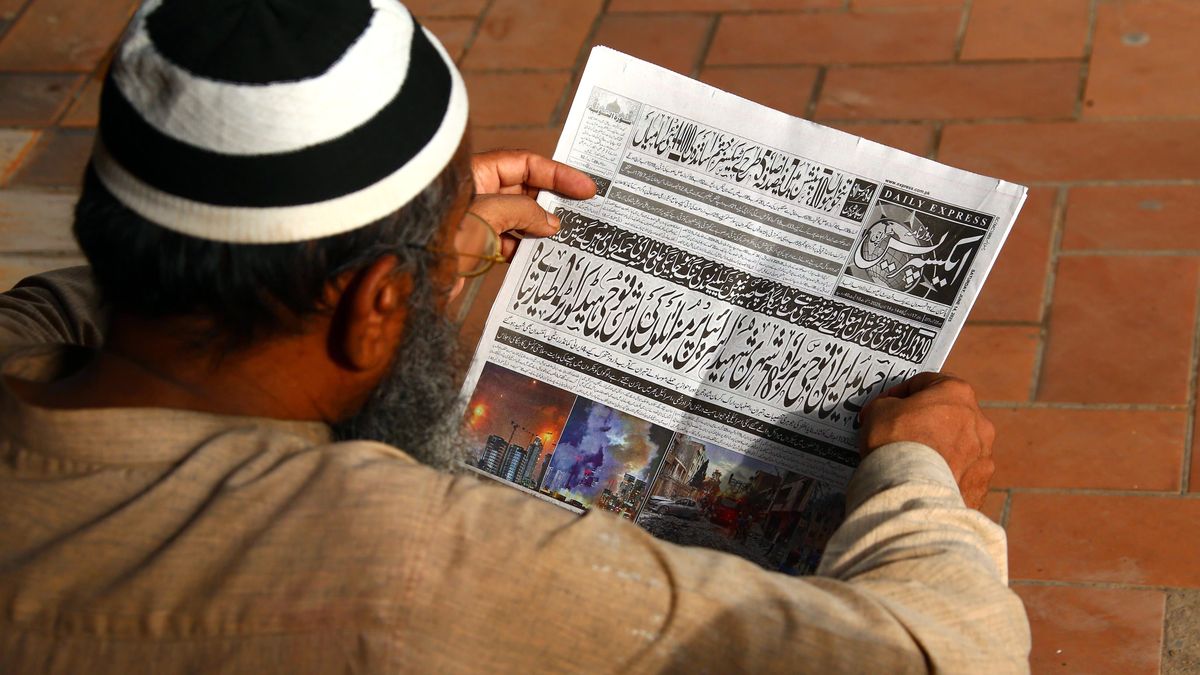 A man reads a local newspaper reporting on the latest developments in the Israel-Iran conflict, in Karachi, Pakistan, 14 June 2025. Israel's military said Iran launched dozens of missiles and drones toward Israel, with some intercepted, in a retaliatory attack following Israel's air strikes on Iran's nuclear and military facilities on 13 June, which also targeted top generals and scientists. EPA/REHAN KHAN Dostawca: PAP/EPA.