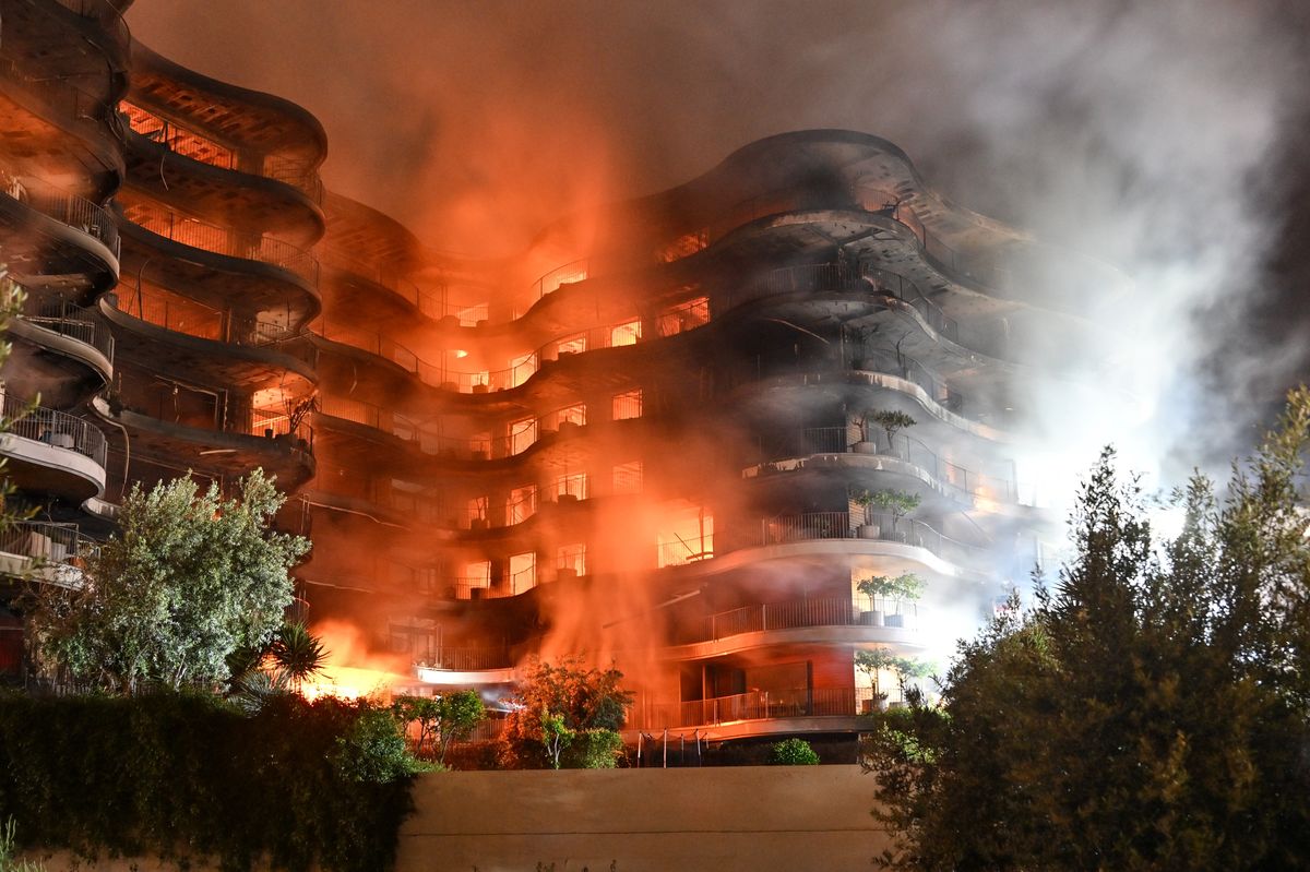 W dzielnicy Izmiru Narlidere w Turcji z nieznanej przyczyny wybuchł pożar w 8-piętrowym budynku 