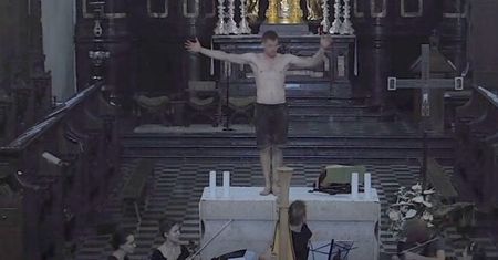 To on tańczył na ołtarzu w kościele pod Krakowem. Mężczyzna zabrał głos