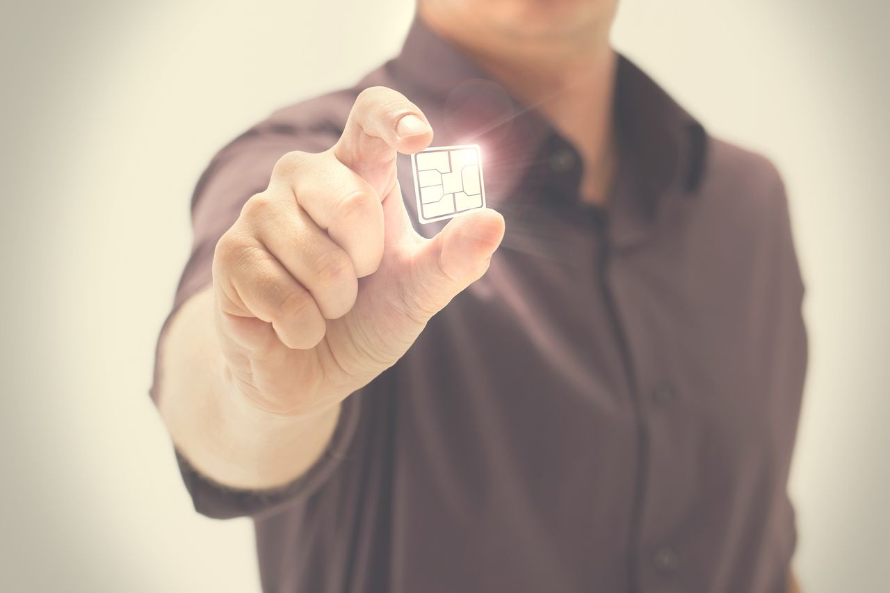 Zmodyfikowane zdjęcie: Man shows a shining digital chip