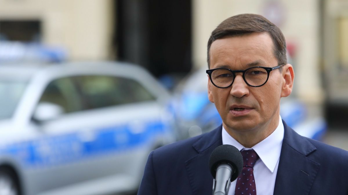 Rząd chce wprowadzić nowe dodatki motywacyjne dla mundurowych po 15 latach służby. Na zdj. premier Mateusz Morawiecki