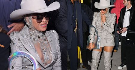 Odziana w kozaki do połowy uda Beyonce promuje się jako kowbojka. Gwiazda postawiła na ŚMIAŁĄ KREACJĘ na pokazie mody (ZDJĘCIA)