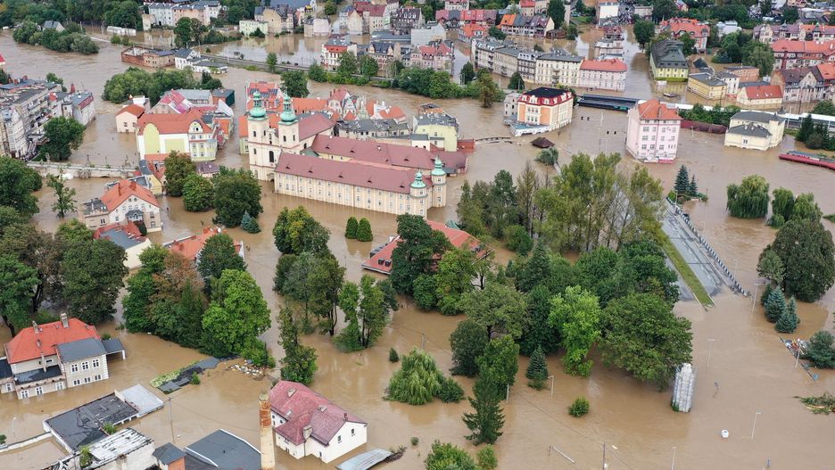 zalane ulice
Maciej Kulczy�ski
deszcz, dom, dron, ni� genue�ski, ni� genui�ski, Nysa K�odzka, podtopienia, pogoda ulewy deszcz, powodziowa, rzeka, stan alarmowy, sytuacja powodziowa, w k�odzku, widok, woda, woda powodziowa, z drona, z g�ry, zalanie, zalany, znaczne opady deszczu, bloki