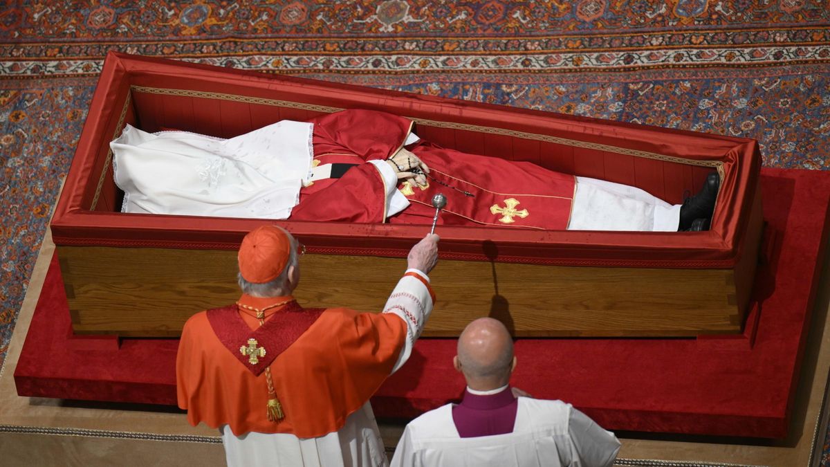 A handout photo made available by the Vatican Media Press Office shows the Rite of Sealing before sealing the coffin of Pope Francis on the eve of his funeral at the St. Peter's Basilica in Vatican City, on 25 April 2025. The funeral of Pope Francis, who died on 21 April 2025, aged 88, is scheduled to take place in the plaza in front of the St. Peter's Basilica in Vatican City on 26 April. EPA/VATICAN MEDIA PRESS OFFICE HANDOUT HANDOUT EDITORIAL USE ONLY/NO SALES Dostawca: PAP/EPA.