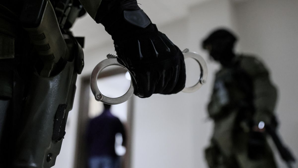 kajdanki policyjne
Leszek Szyma�ski
funkcjonariusz, ilustracja, ilustracyjne, jednostka organizacyjna, jednostka Policji, kajdanek, kajdanki, �amanie prawa, obezw�adniania, obezw�adnianie, ograniczenia swobody ruch�w, policja, policjant, policji, prawo, r�kawiczce, r�kawiczka, zatrzymania, zatrzymanie