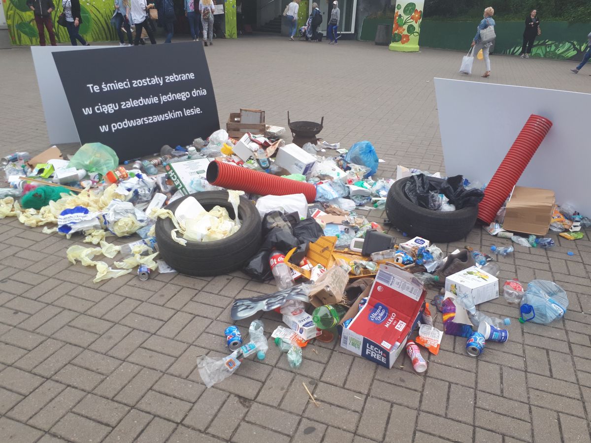 Warszawa. Ktoś wysypał górę śmieci w centrum stolicy
