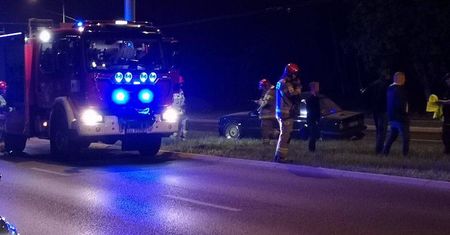 Podczas jazdy z BMW odpadło koło. Auto wpadło w poślizg i uderzyło bokiem w latarnię