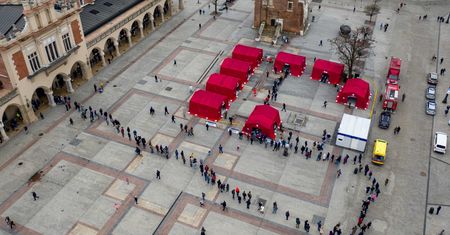 Kraków. Ogromne zainteresowanie szczepieniami. Interweniowało wojsko