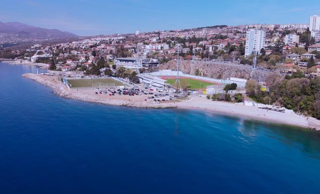 Piłka i piękne widoki? W Chorwacji da się to połączyć. Na zdjęciu stadion Kantrida, do niedawna grała tu Rijeka (fot. youtube.com)