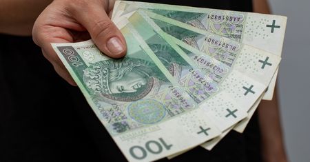 Kobieta straciła 12 tys. złotych w kilka minut. Podała 6 kodów