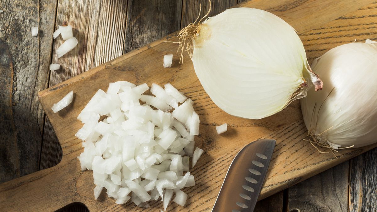 Cebula cukrowa ma delikatny, słodkawy smak.