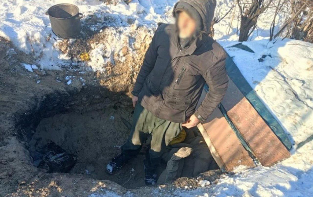 Senior od 15 lat mieszka w ziemiance nad Wisłą. Odmawia pomocy