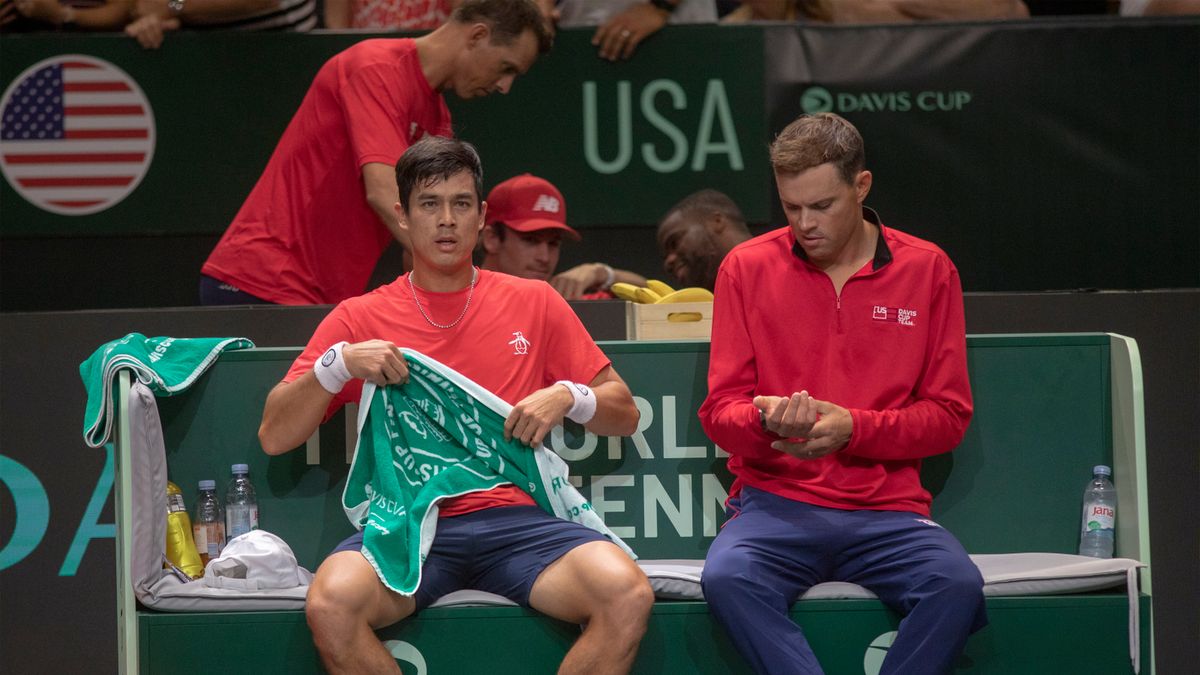 Zdjęcie okładkowe artykułu: PAP/EPA / EPA/Stringer / Na zdjęciu: Mackenzie McDonald (z lewej) i Bob Bryan, kapitan reprezentacji USA w Pucharze Davisa