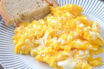 Wystarczy dodać 1 łyżeczkę na 1 jajko. Jajecznica będzie kremowa i puszysta