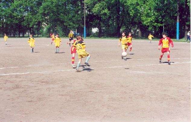 Lewandowski jest wychowankiem Varsovii. W zespole grał w latach 1997-2005. Na zdjęciu - pierwszy z prawej