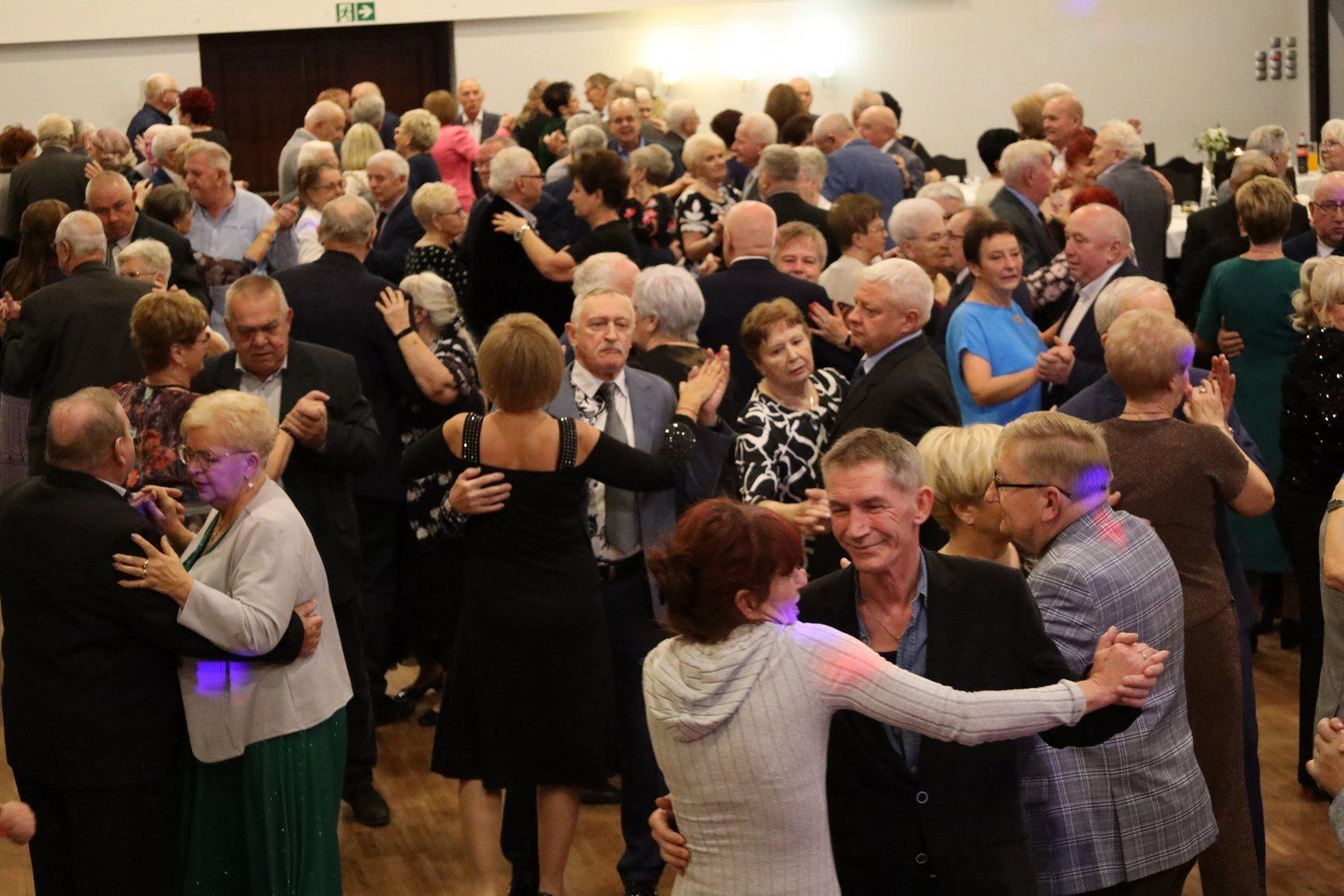 Kole nr 7 Polskiego Związku Emerytów, Rencistów i Inwalidów w Pleszewie zorganizowało w czwartek, 20 listopada tradycyjną zabawę taneczną, która przypominała bardziej finał &#34;Tańca z Gwiazdami&#34; niż imprezę seniorów.