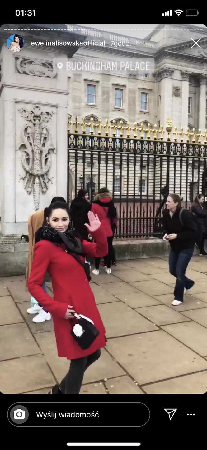 Ewelina Lisowska na tle Pałacu Buckingham