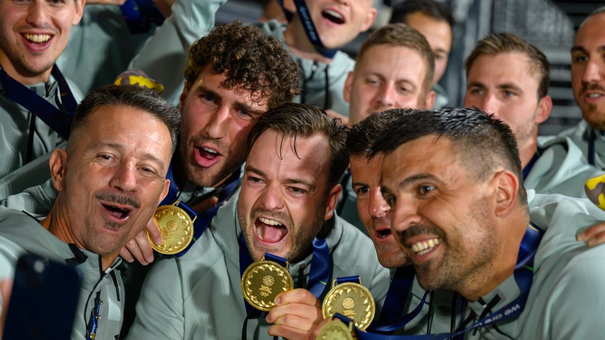 PAP / Paweł Topolski / Na zdjęciu: szwajcarscy piłkarze plażowi