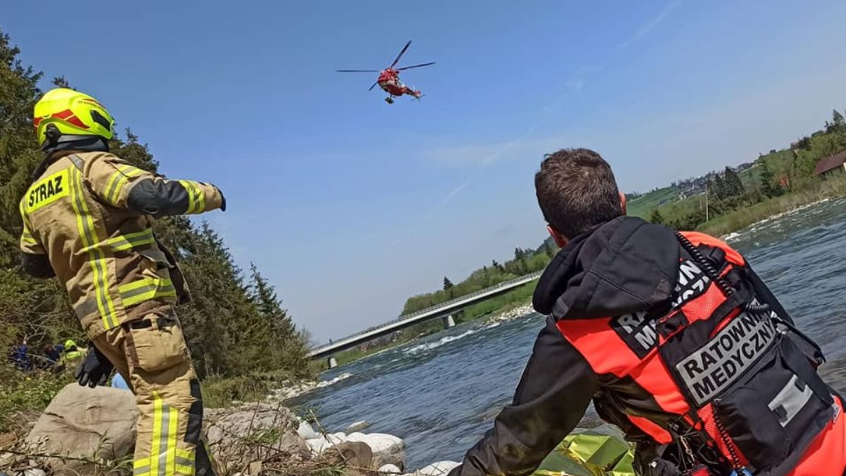Strażacy i ratownicy na rzece Białce uratowali życie kajakarza 