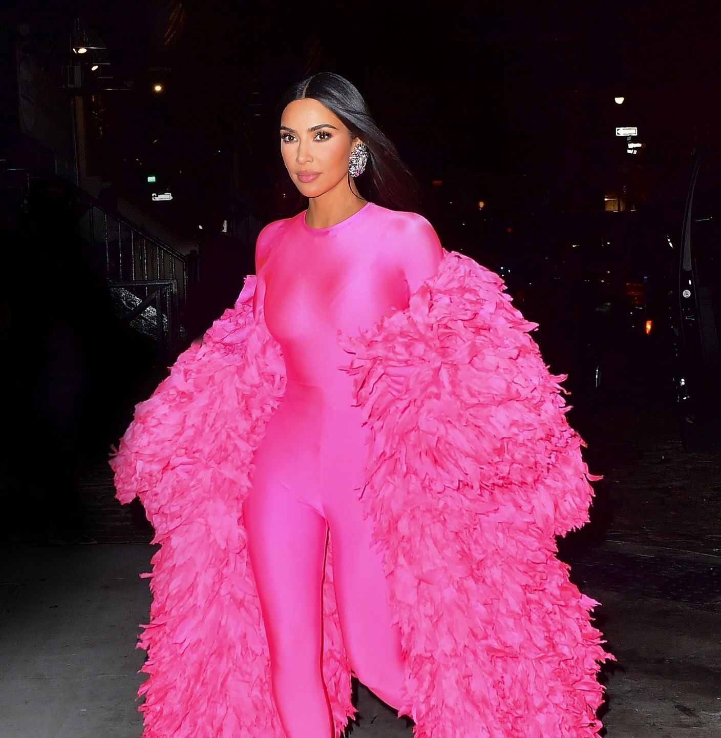 Kim Kardashian przebrana za RÓŻOWEGO PTAKA z "Ulicy Sezamkowej" zmierza na afer po SNL wraz z rodzinką