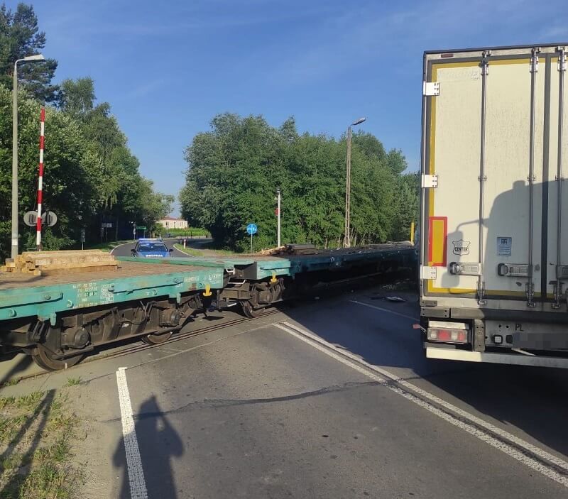 Tir uderzył w pociąg na przejeździe