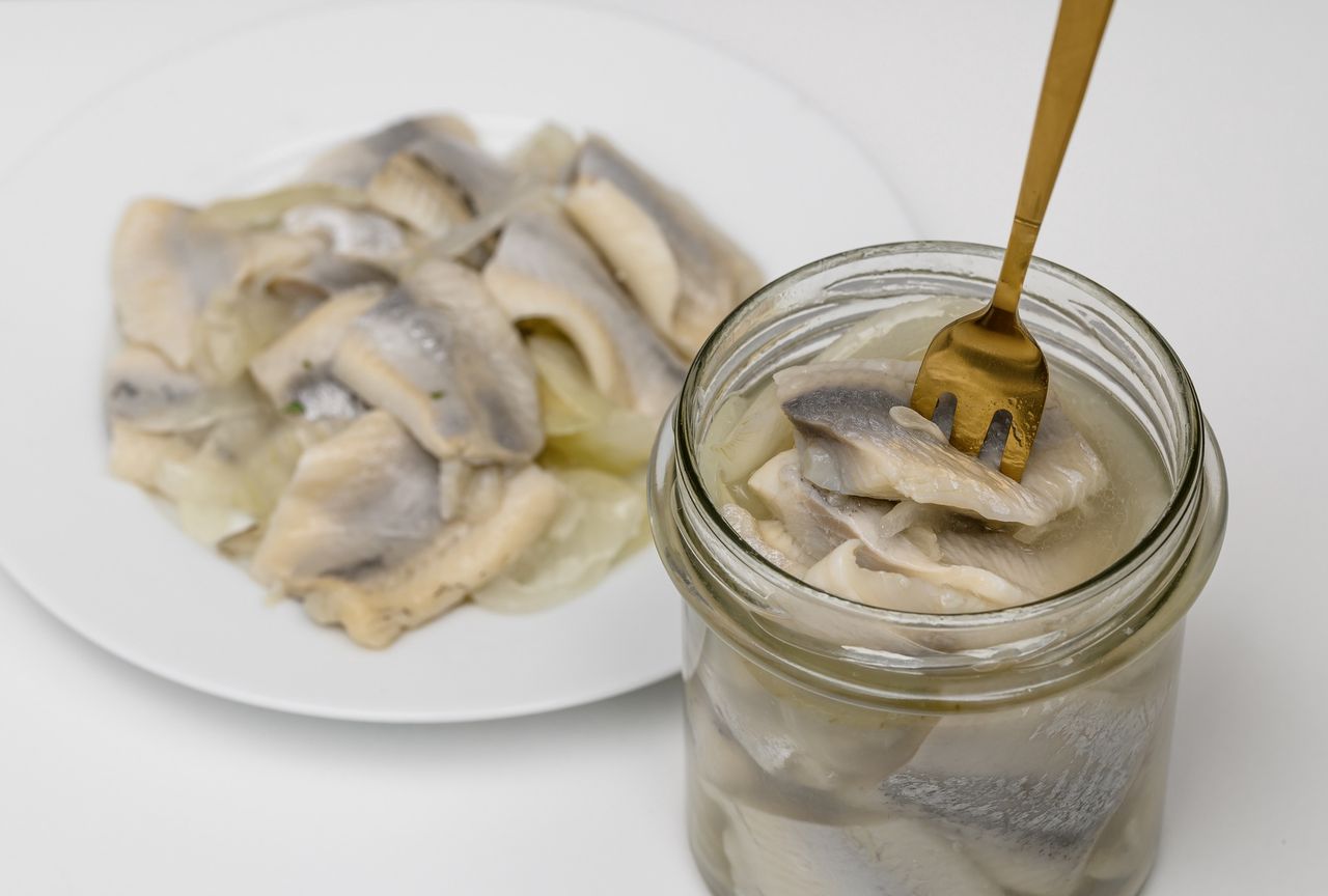 Włóż do słoika i zalej olejem. Idealne śledzie na święta