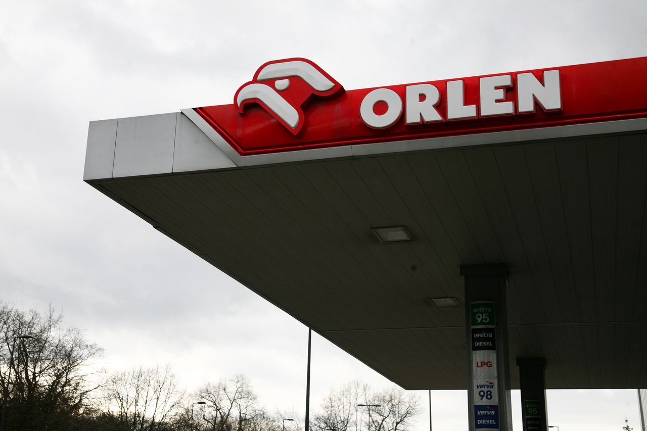 Orlen przez "cud na stacjach" naruszył zapasy dla wojska? "Kalendarz wyborczy rządzi cenami"
