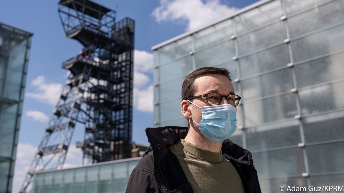 Premier Mateusz Morawiecki na Śląsku maseczkę miał. Niebawem na ulicach możemy ich już nie nosić, zostaną jednak w sklepach