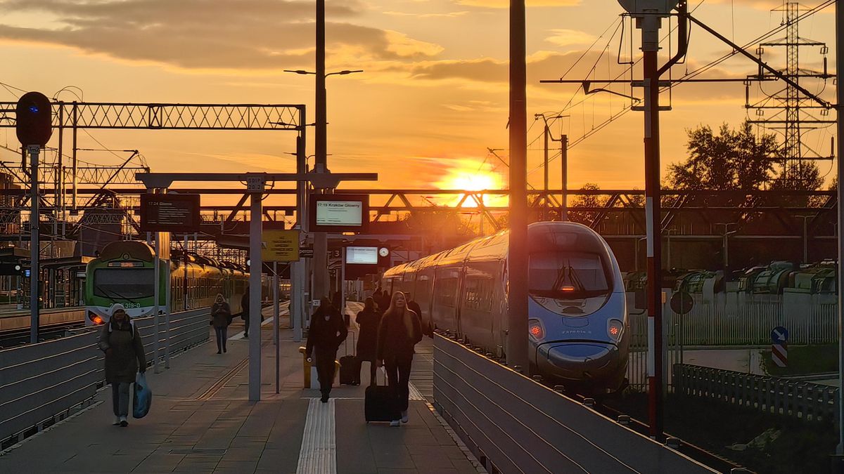 Warszawa G��wnaWarszawa, 18.10.2023. Poci�g Kolei Mazowieckich (L) na stacji kolejowej Warszawa G��wna w dzielnicy Wola w Warszawie, 18 bm. (doro) PAP/KalbarArchiwum Kalbardworzec, kolej, Koleje Mazowieckie, kolejowa, kolejowe, kolejowy, kolorowe niebo, poci�g, stacja, tory kolejowe, transport kolejowy, Warszawa G��wna, zach�d s�o�ca