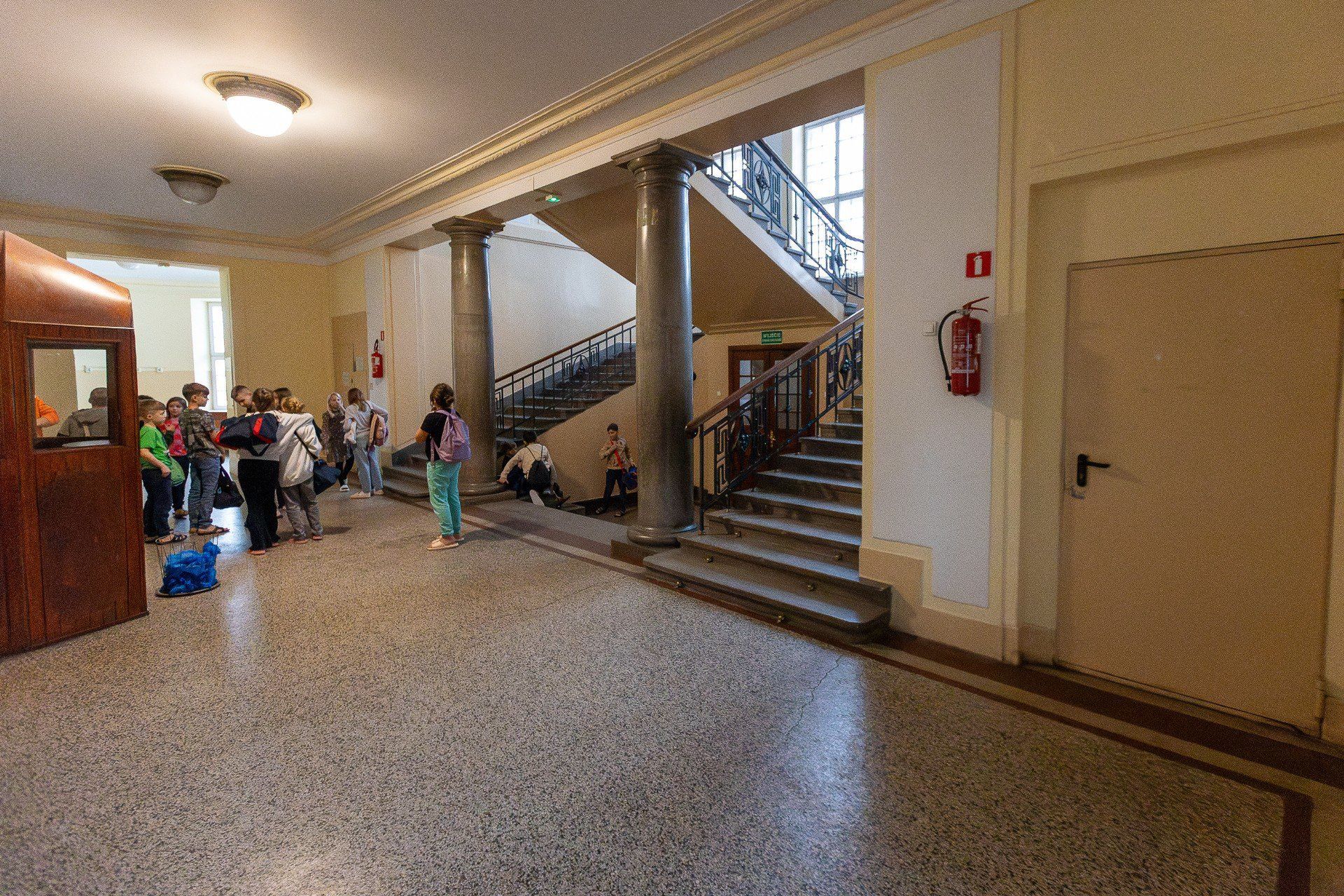 Wnętrze obiektu, po lewej widoczna oryginalna drewniana kasa biletowa.