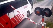 Sceny grozy w Małopolsce. Autobus uszkodził rogatki na przejeździe