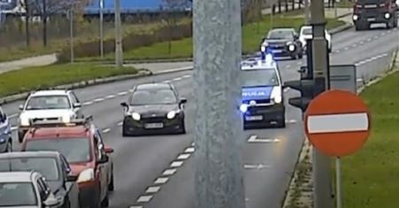 Brawurowy pościg przez centrum miasta! Prawie potrącił pieszego [WIDEO]