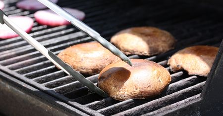 Grillowane grzyby portobello naświetlane światłem UV