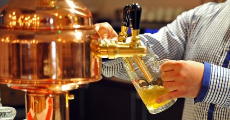 Piwo bezalkoholowe dostępne nieletnim i wszechobecne reklamy alkoholi. Prawo nieskuteczne