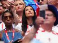 Skradła show na stadionie. Jest kilka lat starsza od partnera