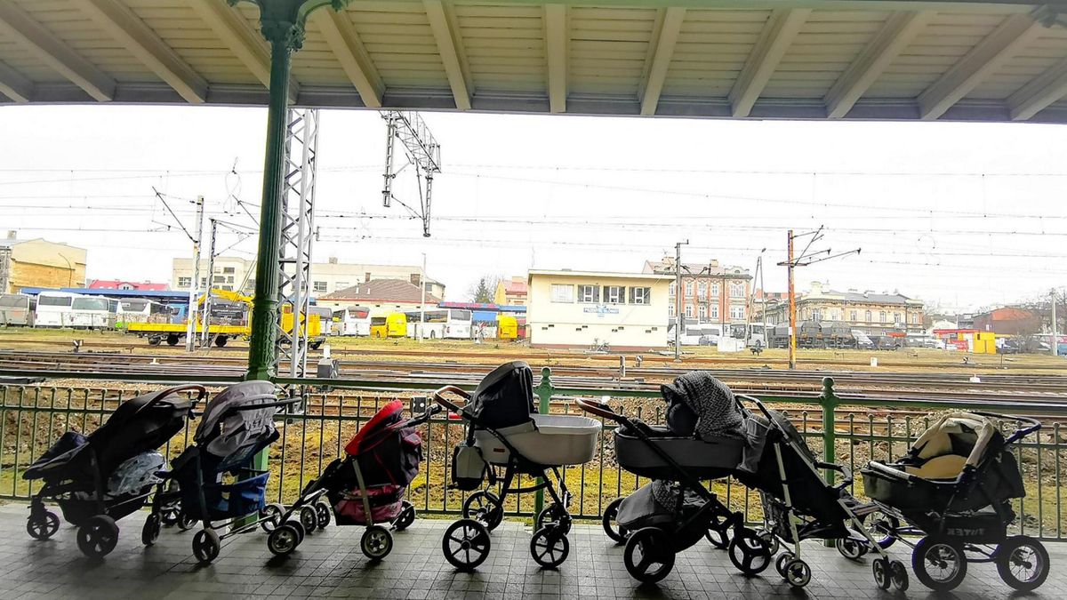 Zdjęcia, które chwytają za serce! Polacy przekazują wózki dziecięce dla uchodźców z Ukrainy