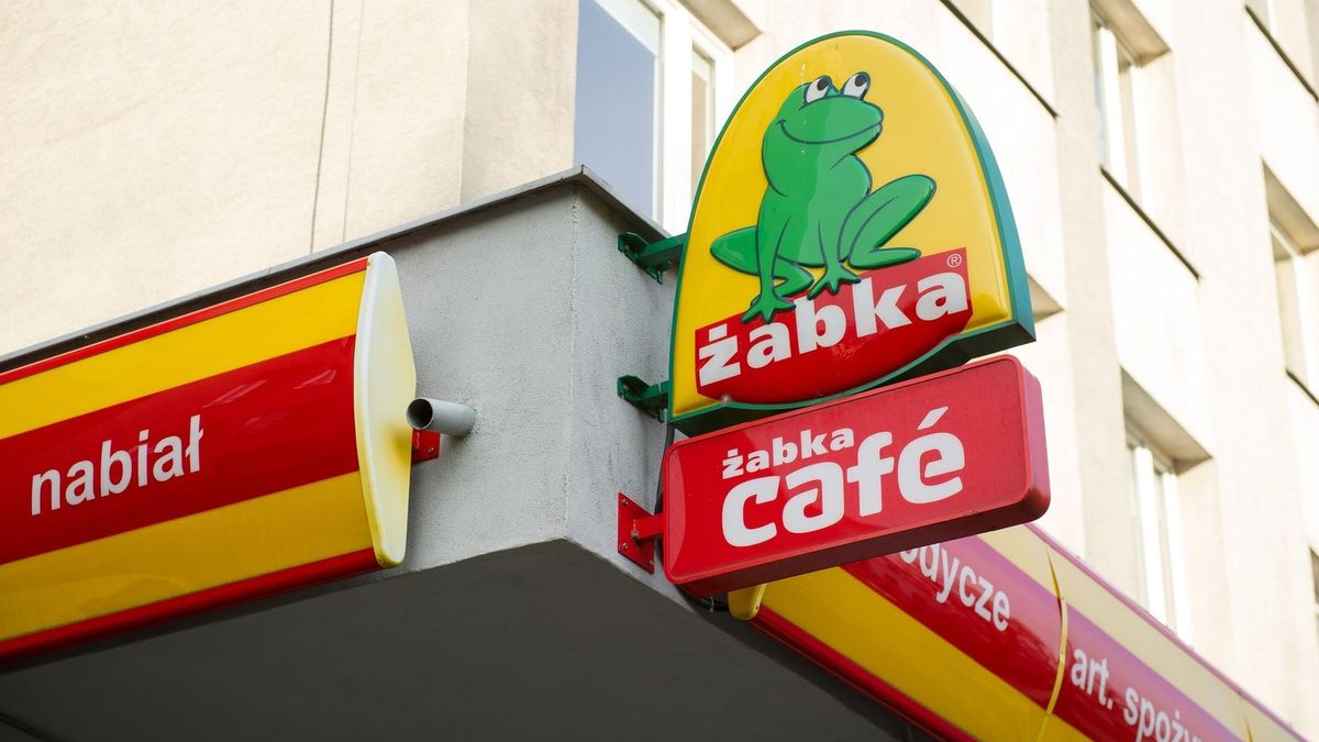 - Jesteśmy placówkami pocztowymi od lat, nie od wejścia ustawy - mówią franczyzobiorcy Żabki