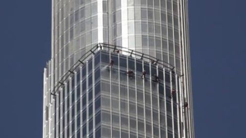 Czyszczenie największego na świecie budynku wymaga wodnych działek i bardzo dużej odwagi (wideo) 1