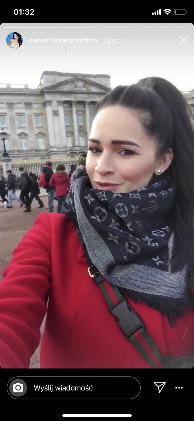 Ewelina Lisowska na tle Pałacu Buckingham