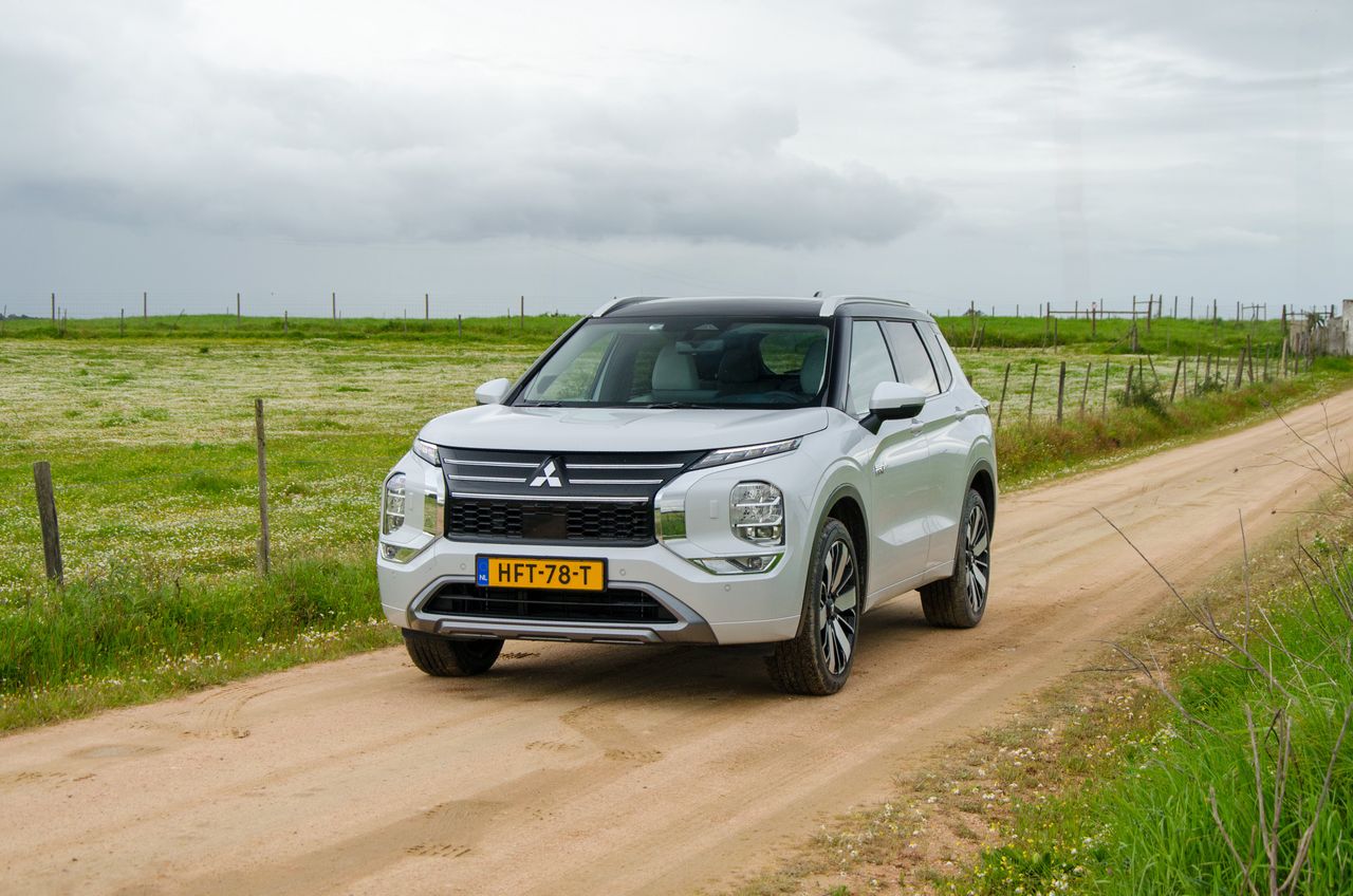 Mitsubishi Outlander PHEV (2025)