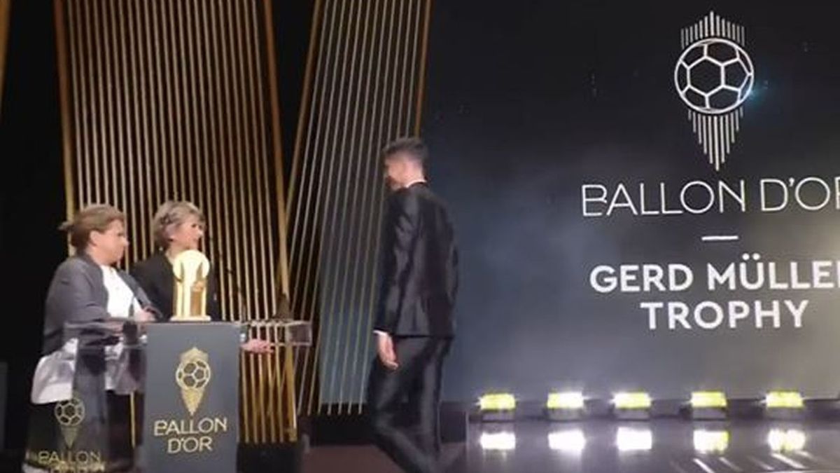 Lewandowski odbiera nagrodę od żony Gerda Muellera