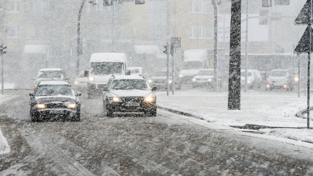 Śnieg zaskoczył dziś nie tyle drogowców, co kierowców. Aż 1/3 wciąż nie założyła ogumienia zimowego