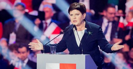 Warszawa. Nocna akcja z tęczowymi flagami. Beata Szydło o "profanacji figury Chrystusa"
