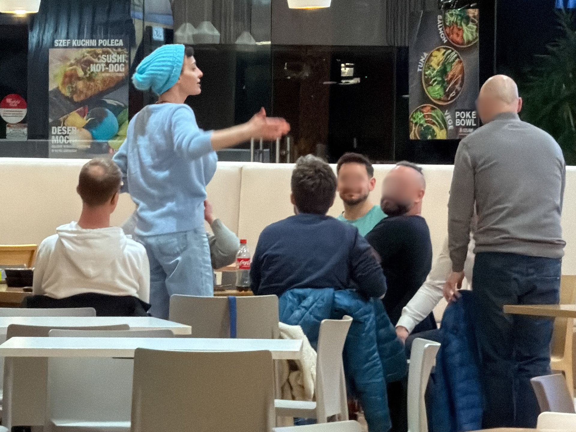 Maja Hirsch podczas wizyty w centrum handlowym