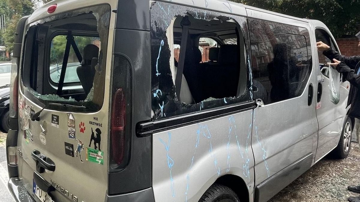 Samochód został zdewastowany