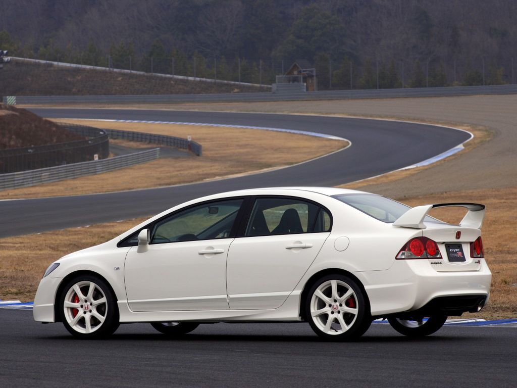 A tymczasem Type-R w wersji sedan, oferowany w Japonii i  Wielkiej Brytanii miał zawieszenie niezależne
