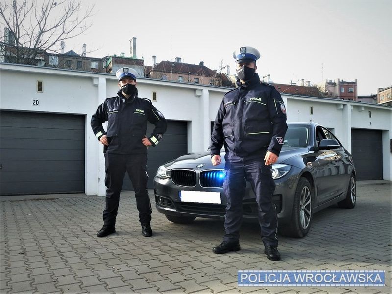 Wrocław. Eskorta policji dla samochodu z mdlejącą 2-latką. Policjanci bohaterami